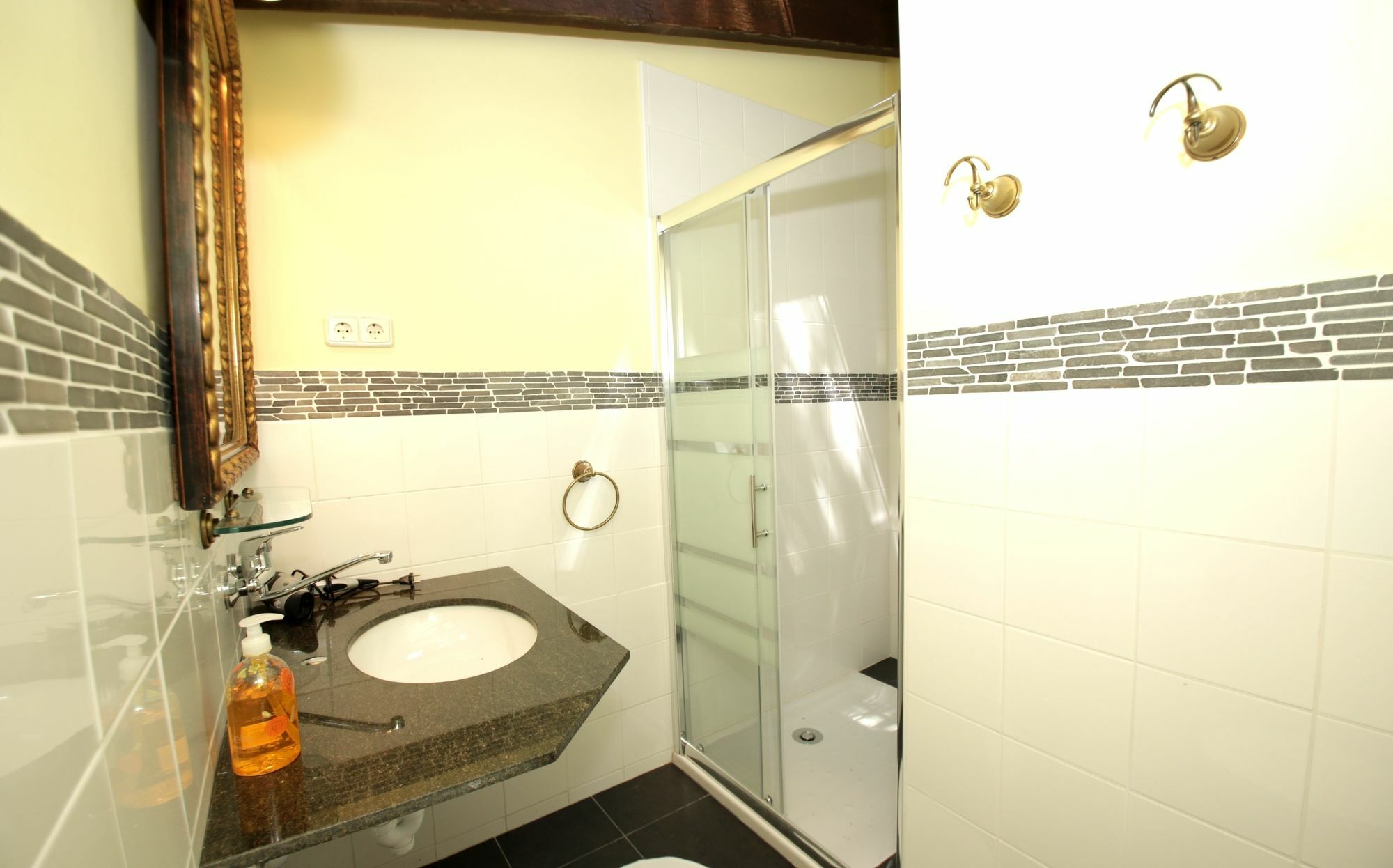 Llimona Farm stay *